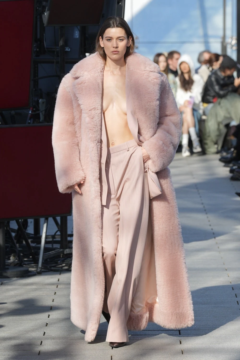 Stella McCartney’s Fall 2024 Manifesto: Where Radical Sustainability Meets Runway Glamour